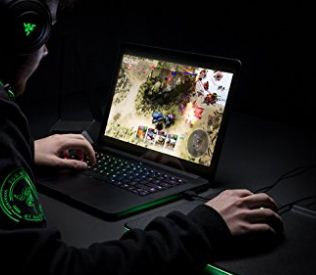 A Razer blade laptop DJ-hez